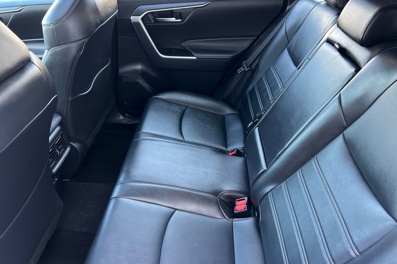 Toyota RAV4 Vehicle Full-screen Gallery Image 12