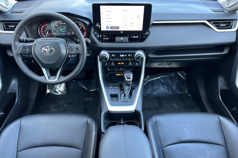 Toyota RAV4 Vehicle Full-screen Gallery Image 13