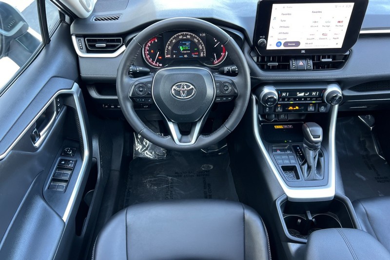 Toyota RAV4 Vehicle Full-screen Gallery Image 14