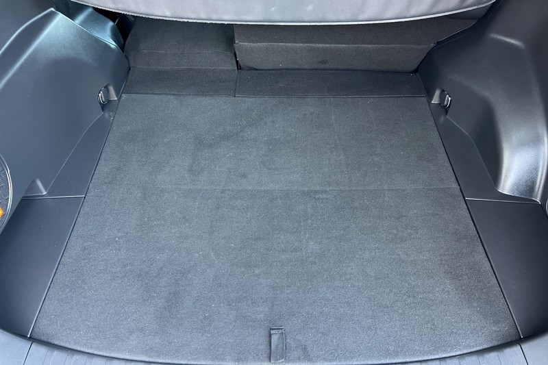 Toyota RAV4 Vehicle Full-screen Gallery Image 15