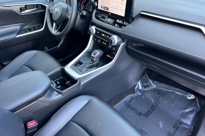 Toyota RAV4 Vehicle Full-screen Gallery Image 16