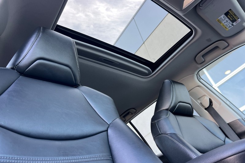 Toyota RAV4 Vehicle Full-screen Gallery Image 17
