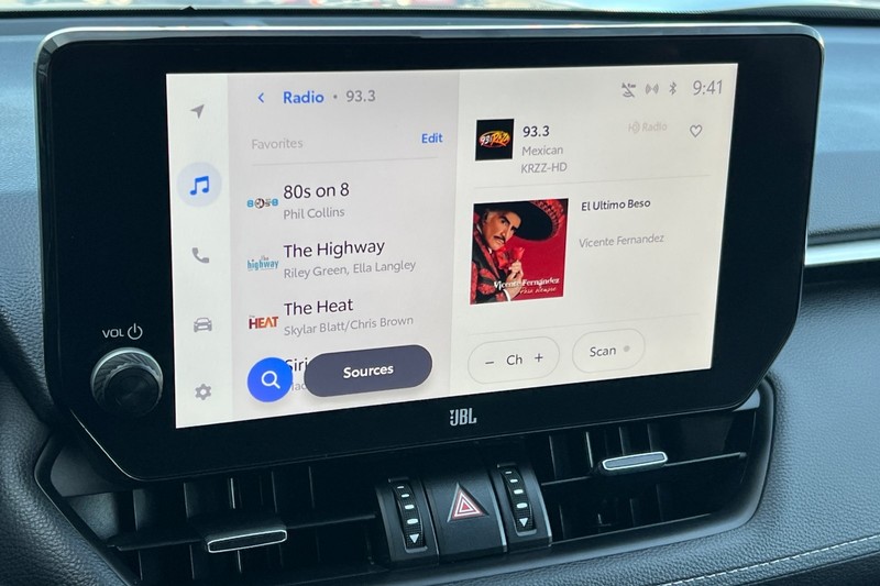 Toyota RAV4 Vehicle Full-screen Gallery Image 18