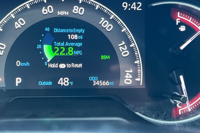 Toyota RAV4 Vehicle Full-screen Gallery Image 25