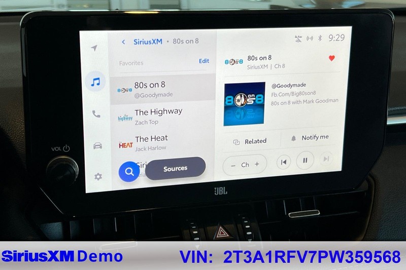 Toyota RAV4 Vehicle Full-screen Gallery Image 28