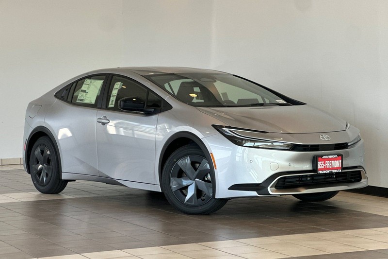 Toyota Prius Plug-In Hybrid Vehicle Full-screen Gallery Image 02