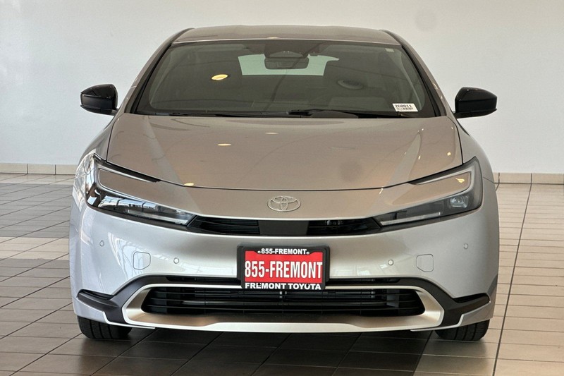 Toyota Prius Plug-In Hybrid Vehicle Full-screen Gallery Image 03