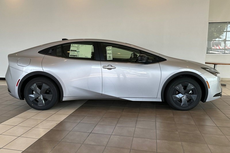 Toyota Prius Plug-In Hybrid Vehicle Full-screen Gallery Image 04