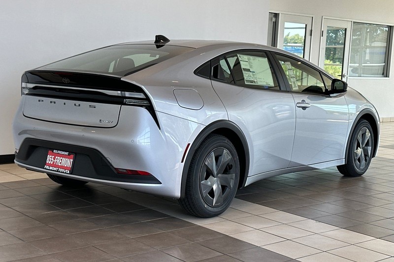 Toyota Prius Plug-In Hybrid Vehicle Full-screen Gallery Image 05