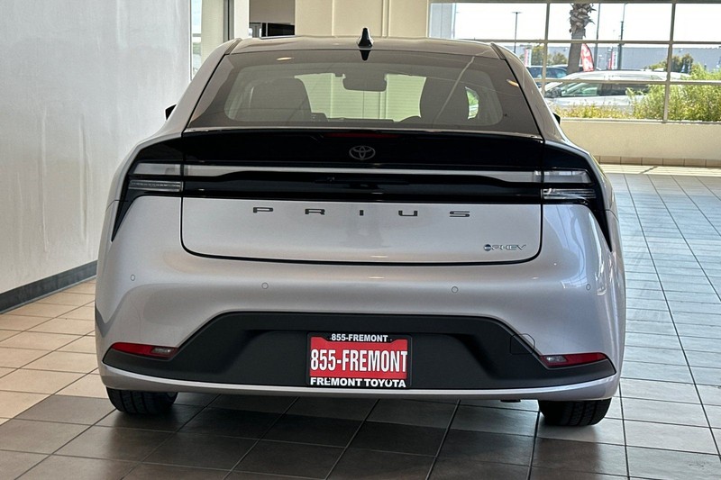 Toyota Prius Plug-In Hybrid Vehicle Full-screen Gallery Image 06