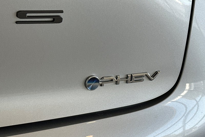 Toyota Prius Plug-In Hybrid Vehicle Full-screen Gallery Image 07