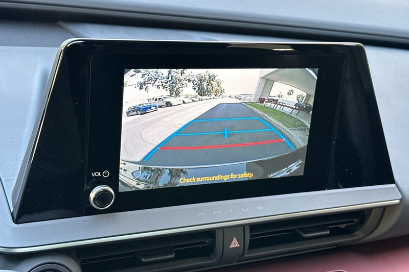 Toyota Prius Plug-In Hybrid Vehicle Full-screen Gallery Image 17