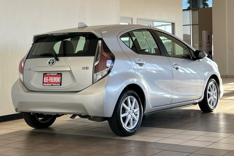 Toyota Prius c Vehicle Full-screen Gallery Image 04
