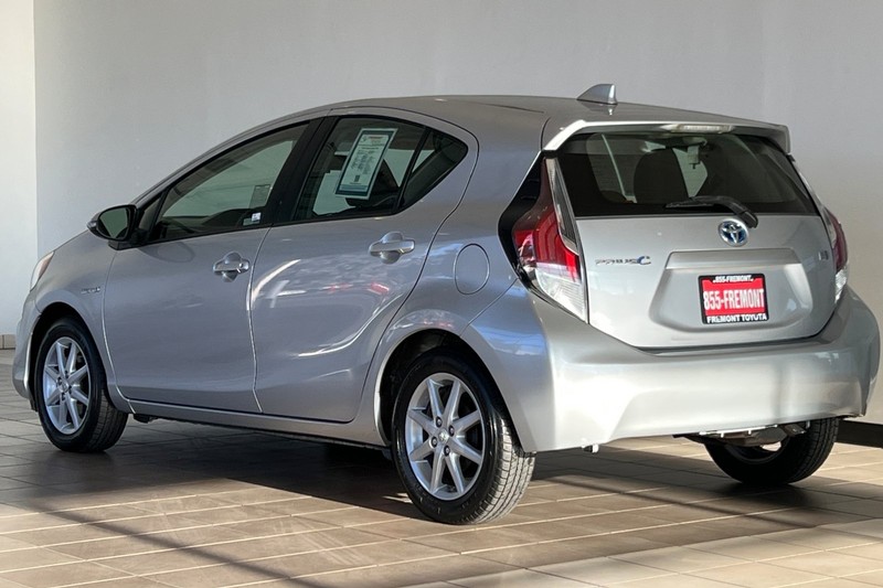Toyota Prius c Vehicle Full-screen Gallery Image 06
