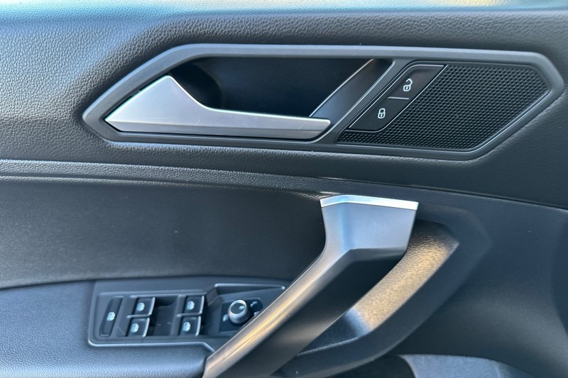 Volkswagen Tiguan Vehicle Full-screen Gallery Image 11