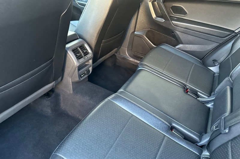 Volkswagen Tiguan Vehicle Full-screen Gallery Image 12