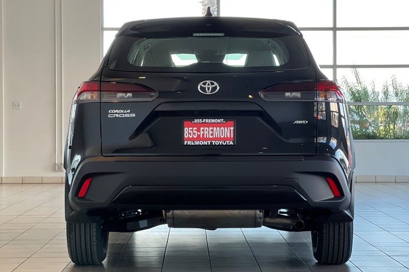 Toyota Corolla Cross Vehicle Full-screen Gallery Image 05