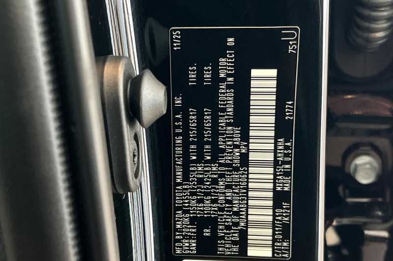 Toyota Corolla Cross Vehicle Full-screen Gallery Image 27