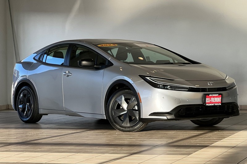 Toyota Prius Vehicle Full-screen Gallery Image 02