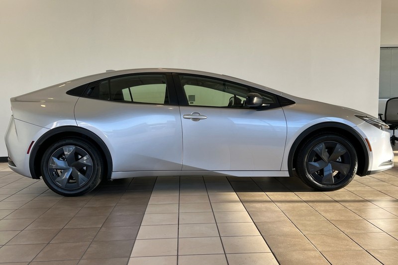 Toyota Prius Vehicle Full-screen Gallery Image 03