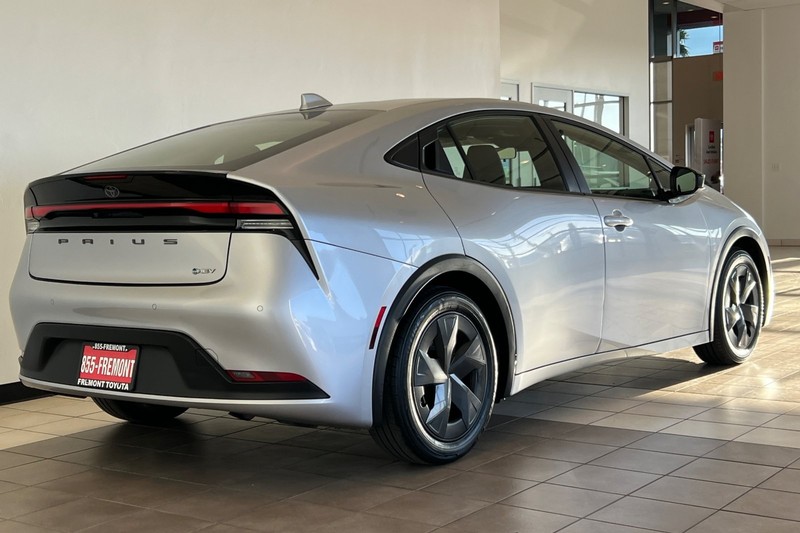 Toyota Prius Vehicle Full-screen Gallery Image 04