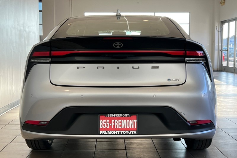 Toyota Prius Vehicle Full-screen Gallery Image 05