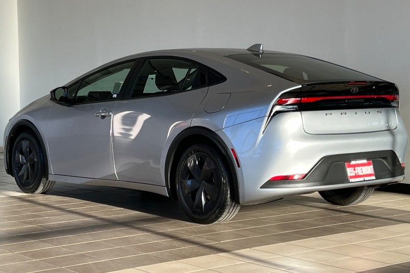 Toyota Prius Vehicle Full-screen Gallery Image 06