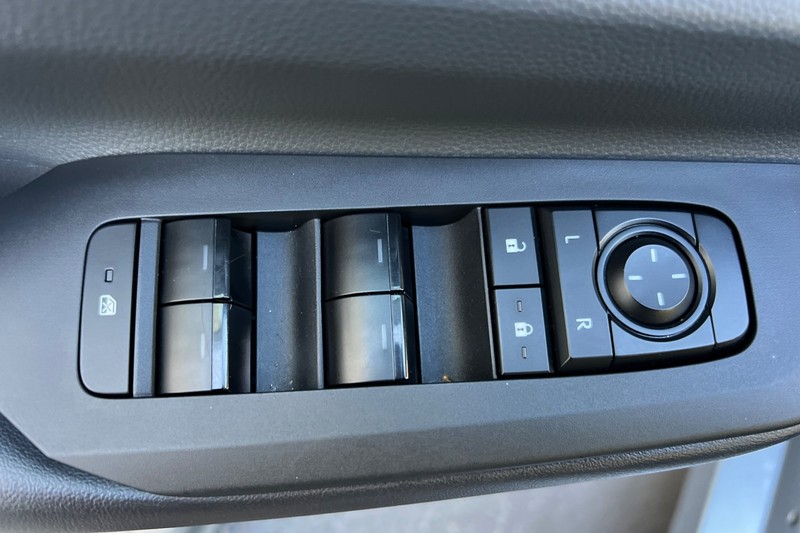 Toyota Prius Vehicle Full-screen Gallery Image 11