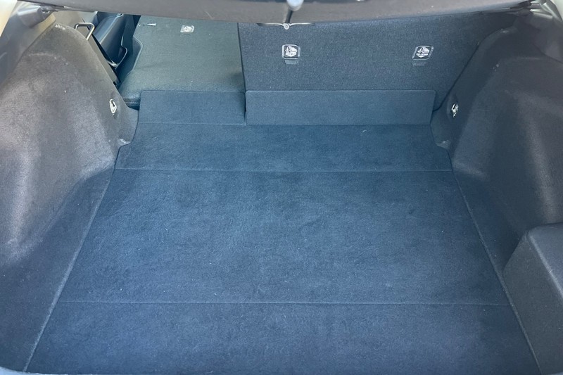 Toyota Prius Vehicle Full-screen Gallery Image 15