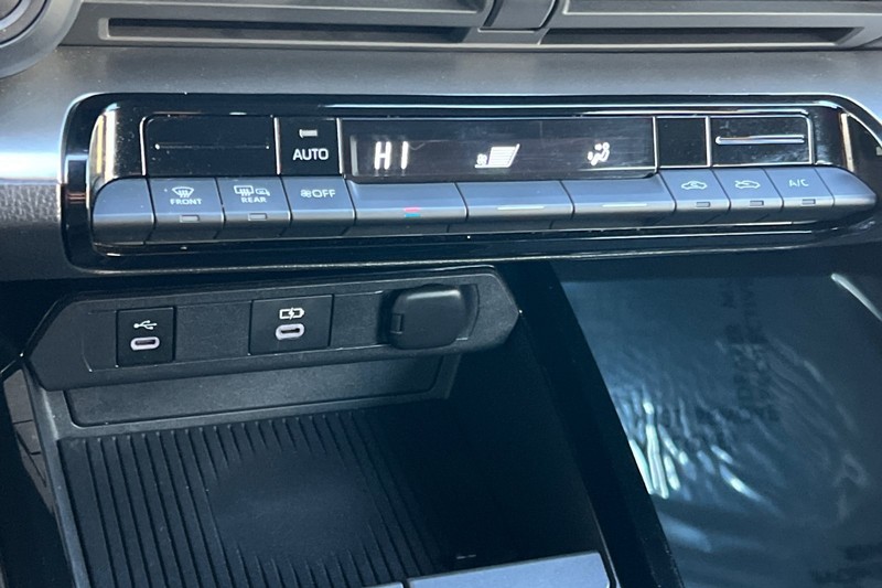 Toyota Prius Vehicle Full-screen Gallery Image 20