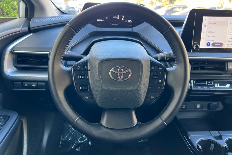 Toyota Prius Vehicle Full-screen Gallery Image 23