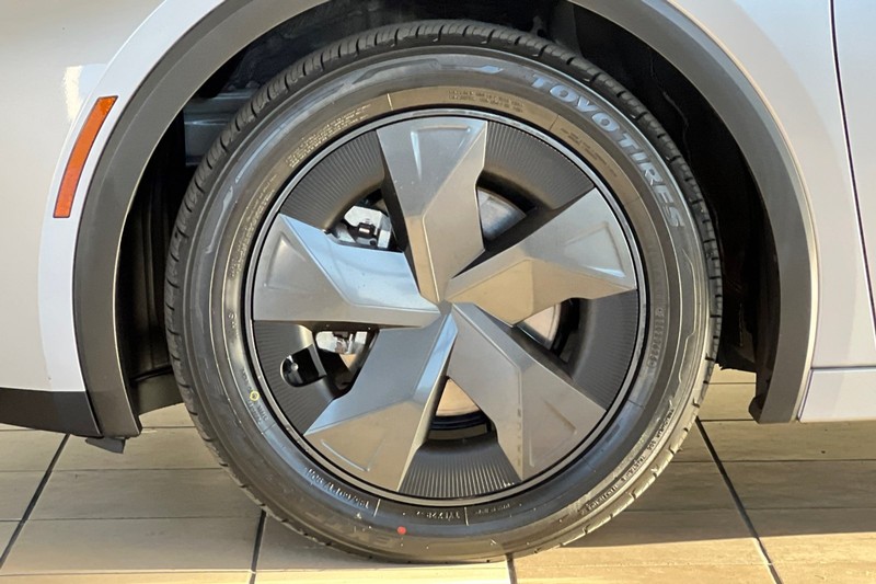 Toyota Prius Vehicle Full-screen Gallery Image 26