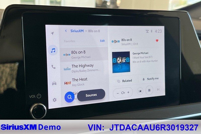 Toyota Prius Vehicle Full-screen Gallery Image 28