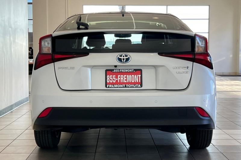 Toyota Prius Vehicle Full-screen Gallery Image 05