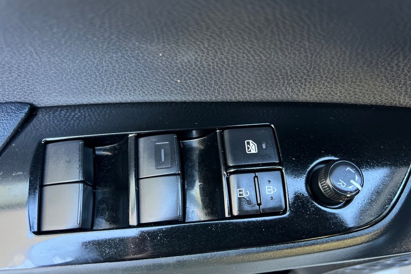 Toyota Prius Vehicle Full-screen Gallery Image 11