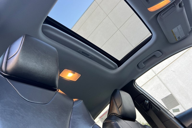 Toyota Prius Vehicle Full-screen Gallery Image 17