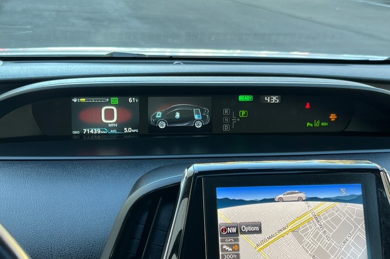 Toyota Prius Vehicle Full-screen Gallery Image 25