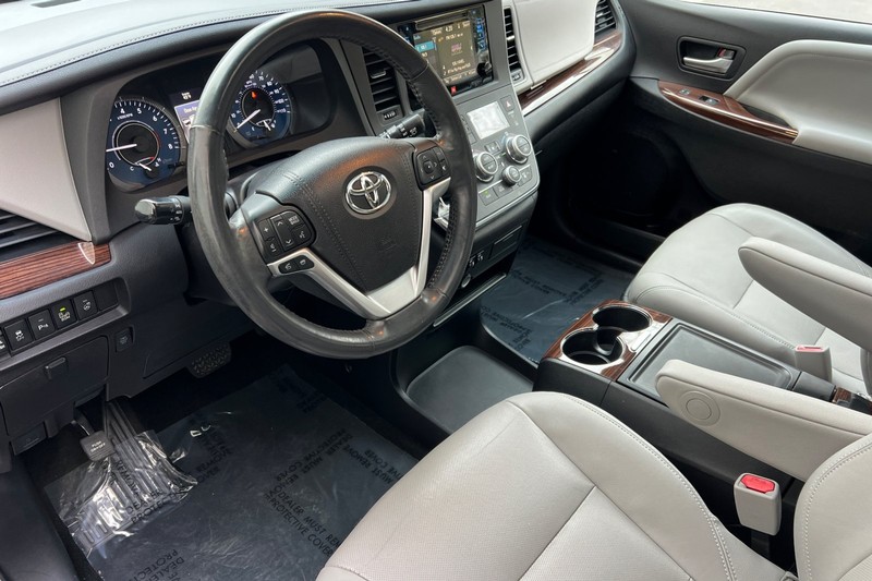Toyota Sienna Vehicle Full-screen Gallery Image 10
