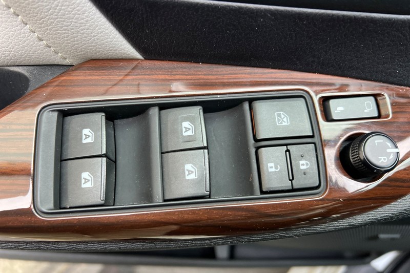 Toyota Sienna Vehicle Full-screen Gallery Image 11