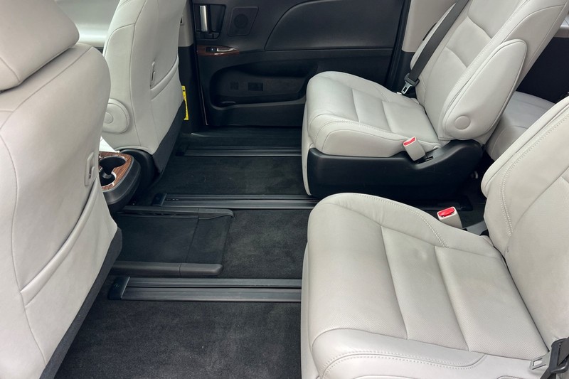 Toyota Sienna Vehicle Full-screen Gallery Image 12