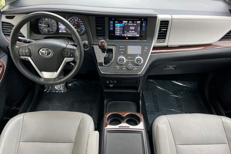 Toyota Sienna Vehicle Full-screen Gallery Image 13