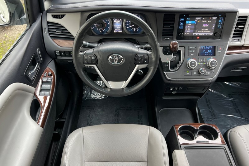 Toyota Sienna Vehicle Full-screen Gallery Image 14