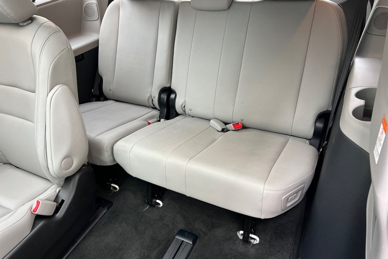 Toyota Sienna Vehicle Full-screen Gallery Image 15