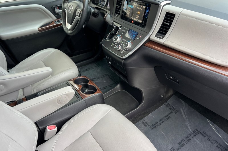 Toyota Sienna Vehicle Full-screen Gallery Image 17