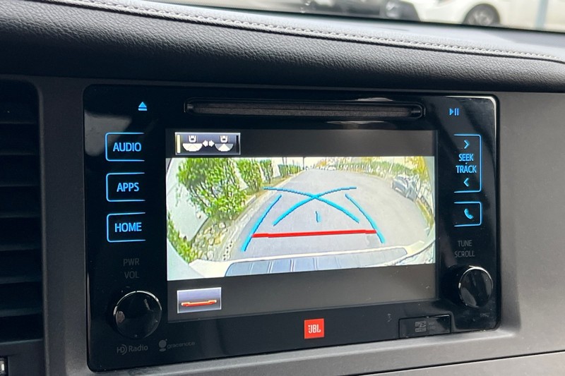 Toyota Sienna Vehicle Full-screen Gallery Image 20