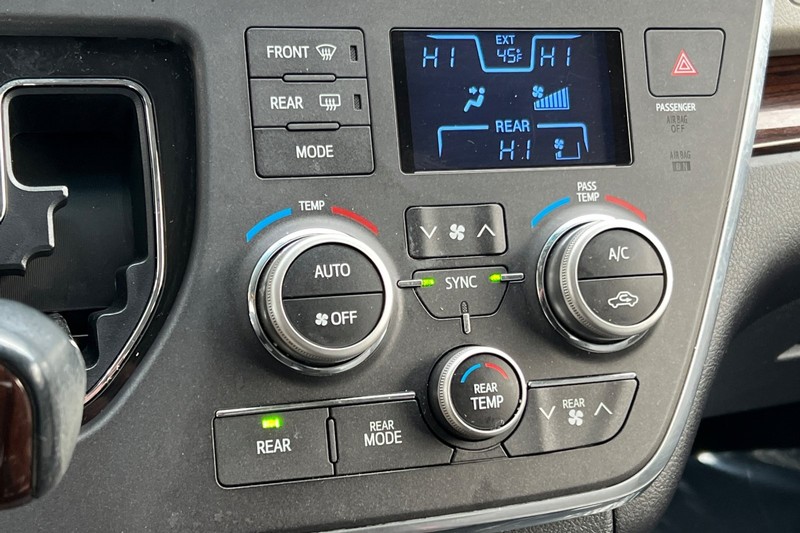 Toyota Sienna Vehicle Full-screen Gallery Image 21