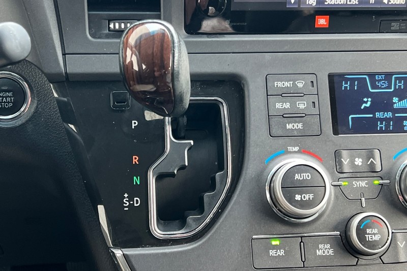 Toyota Sienna Vehicle Full-screen Gallery Image 22