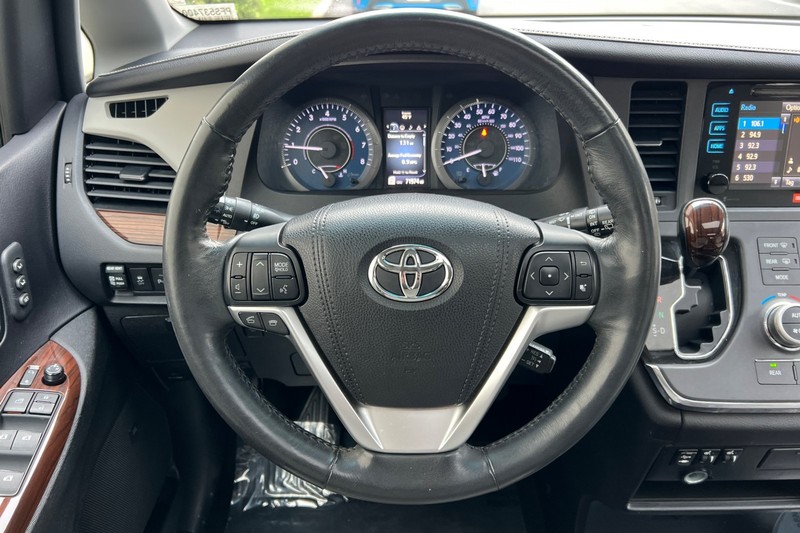 Toyota Sienna Vehicle Full-screen Gallery Image 24
