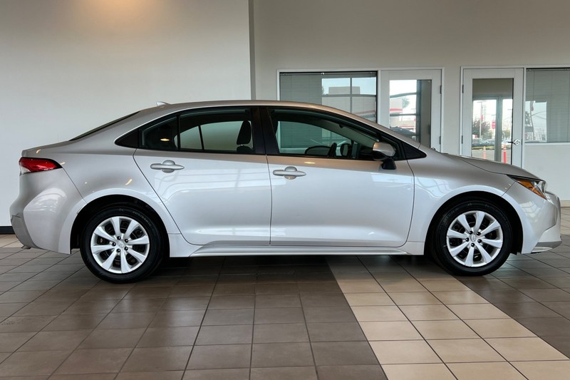 Toyota Corolla Vehicle Full-screen Gallery Image 03