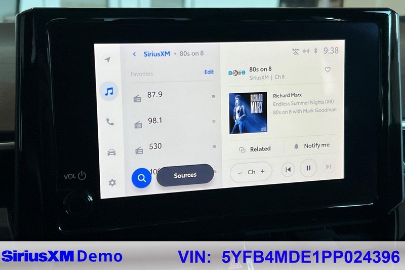Toyota Corolla Vehicle Full-screen Gallery Image 26